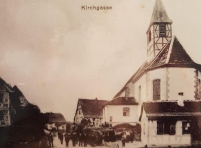 Vue de l’église avec le corps de garde au premier plan
